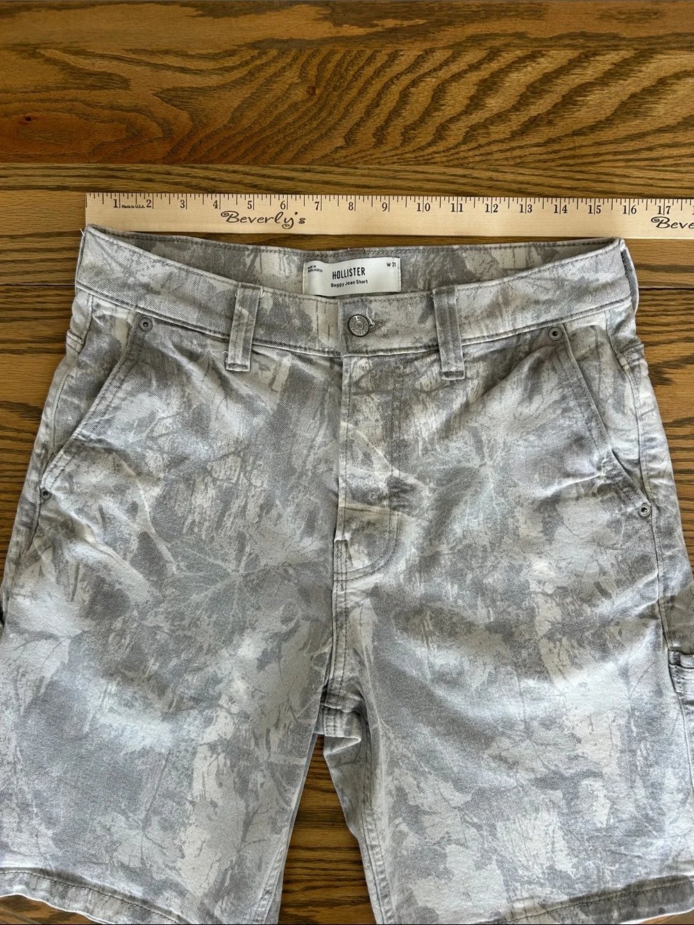 Hollister Men's Gray Camouflage Cargo Shorts, size 31, EUC